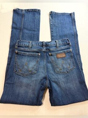 Wrangler Mens's Medium Blue Bootcut Jeans with Stretch. Size 29x36. See Photos.